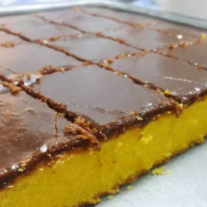 Como fazer o bolo de cenoura mais fácil e rápido do mundo com apenas 5 ingredientes?
