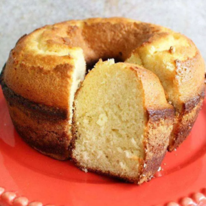 Como fazer um bolo de iogurte fofinho em minutos com apenas 5 ingredientes!