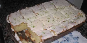 Como fazer o bolo mais molhadinho de limão em apenas 30 minutos?