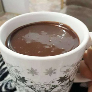 Como fazer chocolate quente incrível sem leite em 5 minutos com 3 ingredientes!