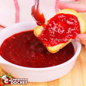 Como fazer uma geleia de morango incrível para cheesecake com apenas 5 ingredientes!