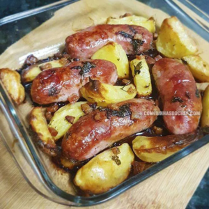 Como fazer uma deliciosa linguiça com batata no forno em 30 minutos!