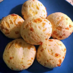 Como fazer pão de queijo com mussarela em 15 minutos com apenas 5 ingredientes!