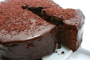Como fazer um bolo de chocolate incrível com apenas 5 ingrediente!
