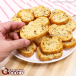 Como fazer torrada temperada com alho em 10 minutos com apenas 4 ingredientes?
