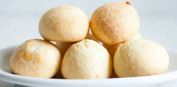 Pão de Queijo Simples com 3 Ingredientes