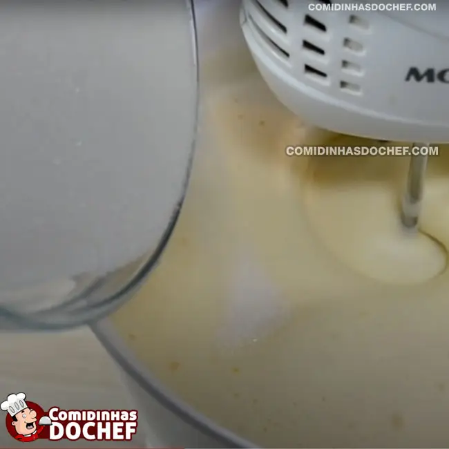Bolo de Chocolate Recheado com Morango - Passo 6