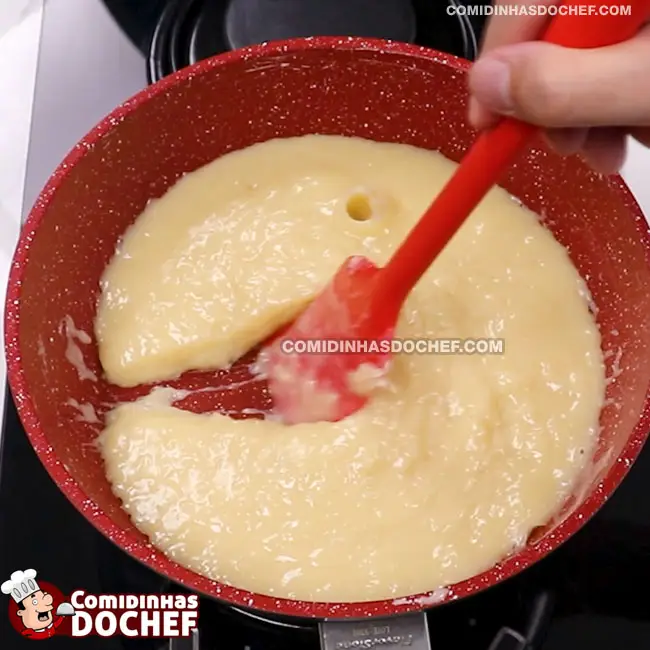 Bolo de Chocolate Recheado com Morango - Passo 3