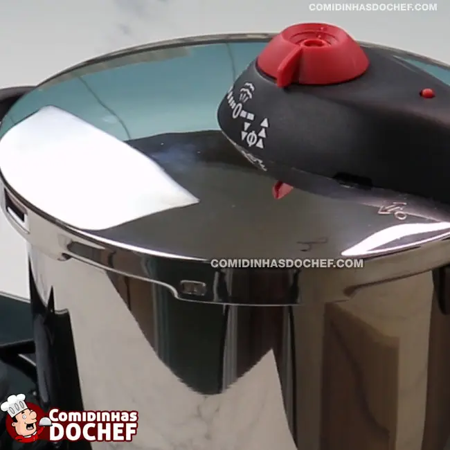 Como Cozinhar Leite Condensado Moça Abre Fácil - Passo 3