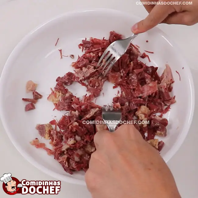 Torta de Mandioca com Carne Seca - Passo 3