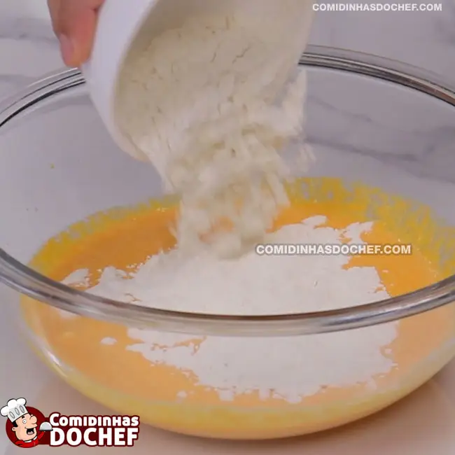 Receita de Bolo de Cenoura Pudim - Passo 2