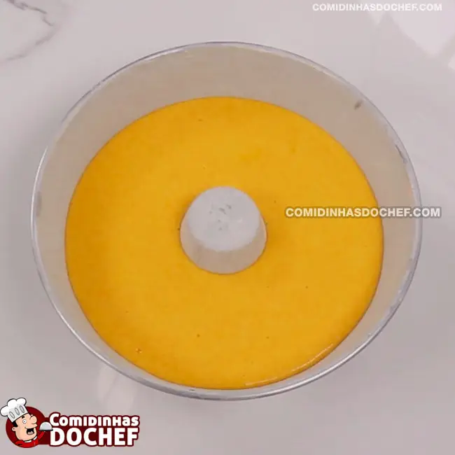 Receita de Bolo de Cenoura Pudim - Passo 3