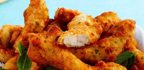 Iscas de Frango Empanado