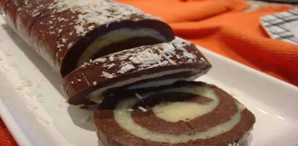 Rocambole com Massa de Nescau e Leite Ninho