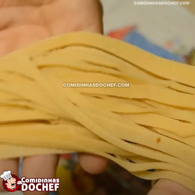 Massa de Macarrão Caseira Simples de Fazer - Passo 6