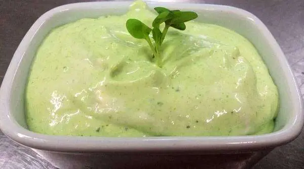 Receita Simples de Maionese Verde para Hambúrguer