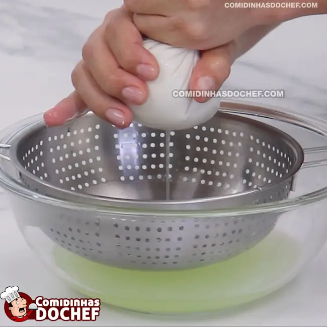 Receita de Queijo Caseiro Temperado - Passo 3