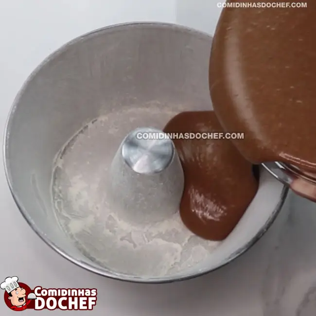 Receita de Bolo de Chocolate bem Molhadinho - Passo 3