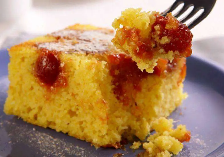 Bolo de Fubá com Goiabada Dentro