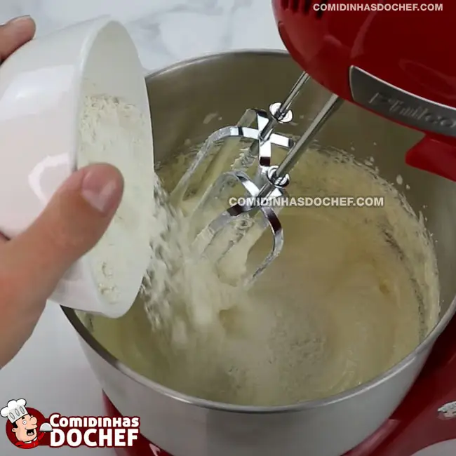 Bolo de Chocolate com Recheio de Marshmallow - Passo 3