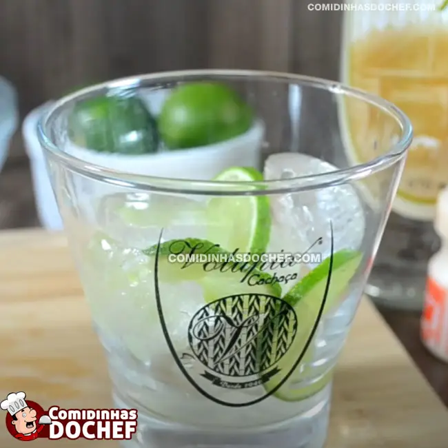 Caipirinha de Yakult - Passo 2
