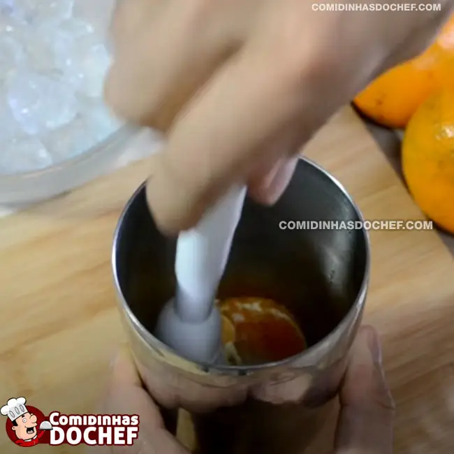 Como Fazer Caipirinha De Tangerina - Passo 2