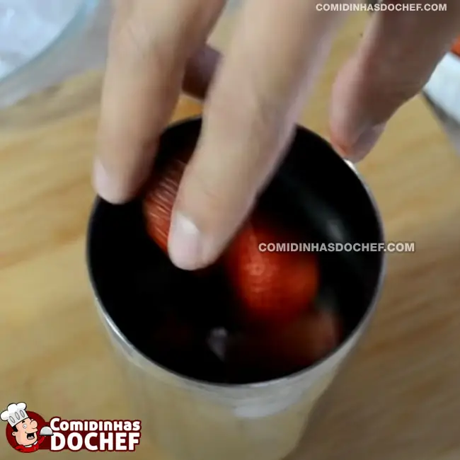 Como Fazer de Caipirinha de Morango - Passo 1