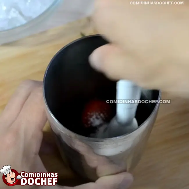 Como Fazer de Caipirinha de Morango - Passo 2