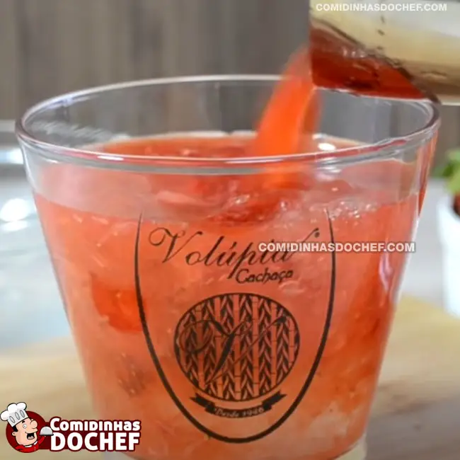 Como Fazer de Caipirinha de Morango - Passo 3