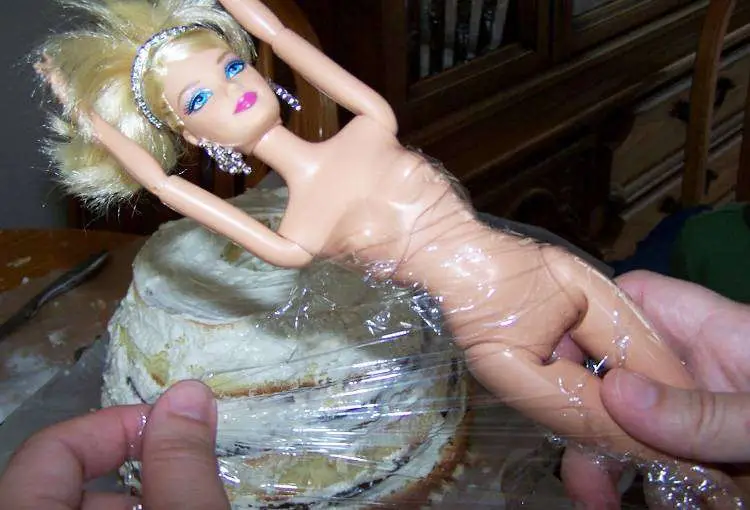 Bolo Boneca – Bolo da Barbie - Passo 5