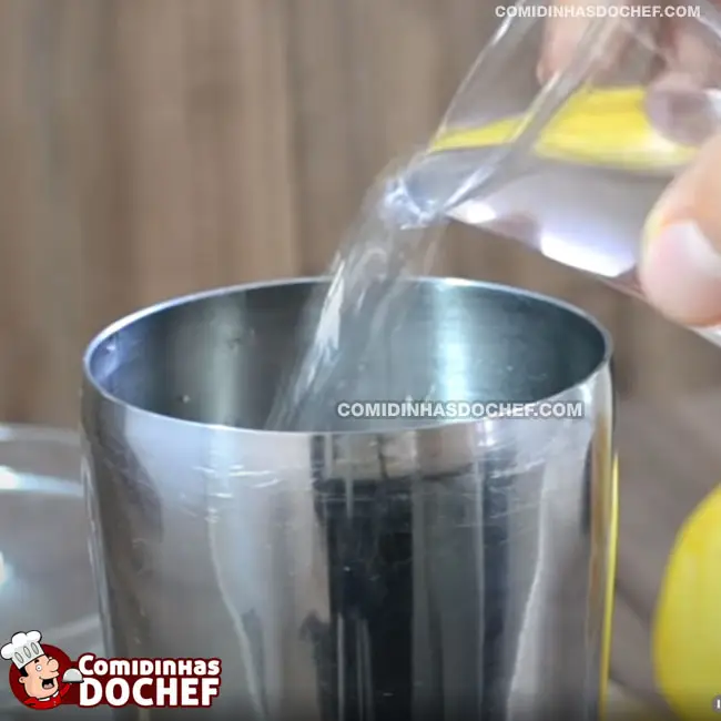 Como Fazer Caipirinha De Maracujá - Passo 2
