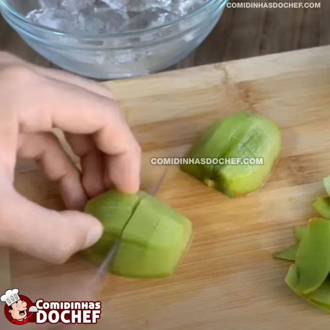 Como Fazer Caipirinha de Kiwi - Passo 1