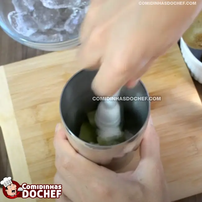 Como Fazer Caipirinha de Kiwi - Passo 3
