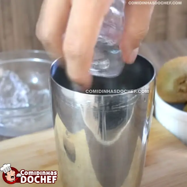 Como Fazer Caipirinha de Kiwi - Passo 4