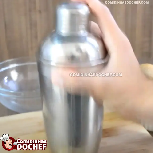 Como Fazer Caipirinha de Kiwi - Passo 5