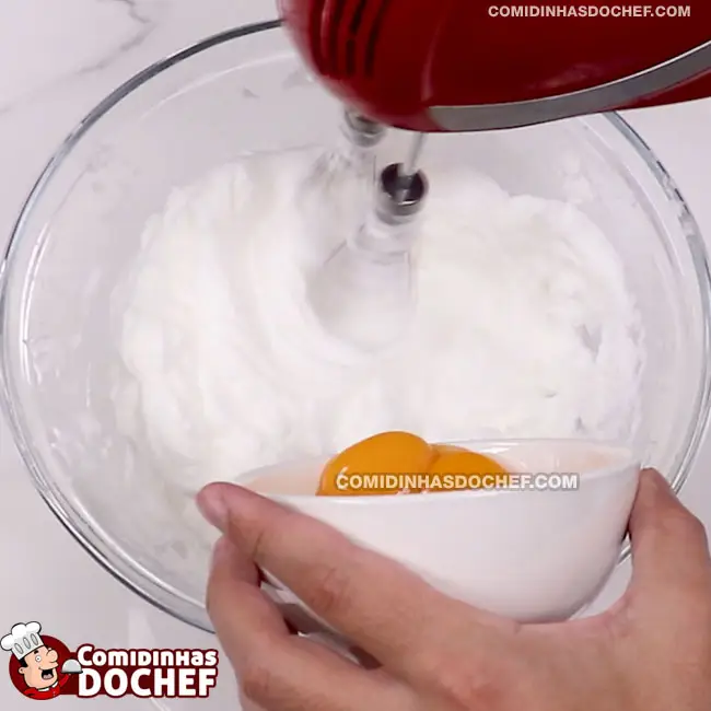 Bolo de Aniversário com Recheio de Morango - Passo 2