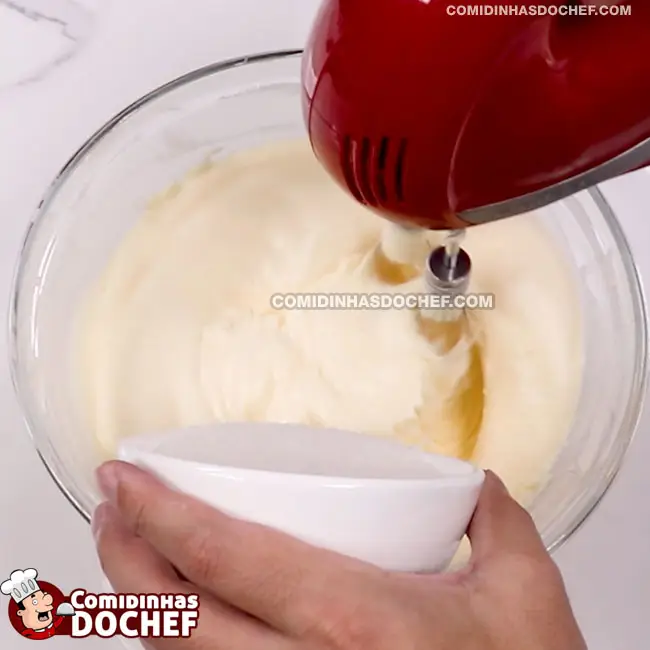 Bolo de Aniversário com Recheio de Morango - Passo 3