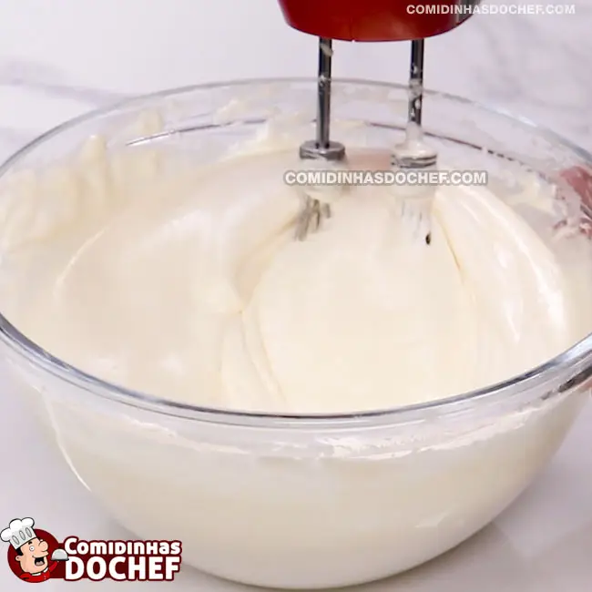 Bolo de Aniversário com Recheio de Morango - Passo 4