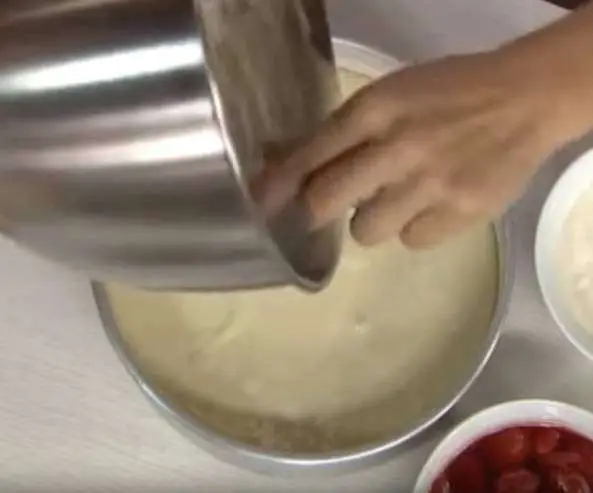 Bolo de Aniversário com Recheio de Morango - Passo 6