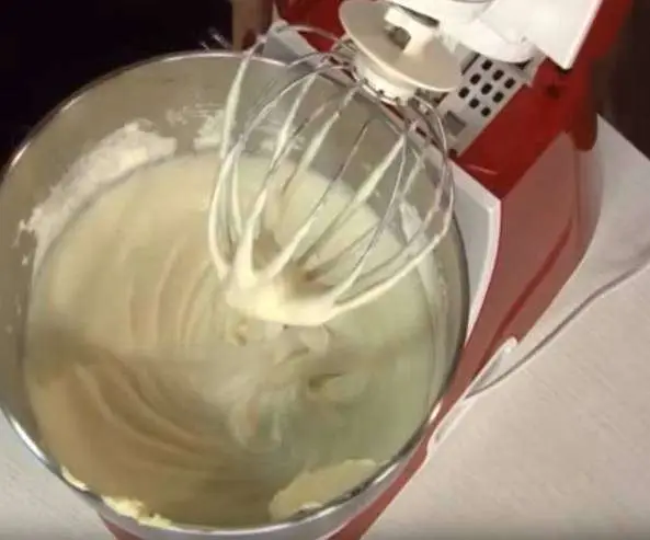 Bolo de Aniversário com Recheio de Morango - Passo 1