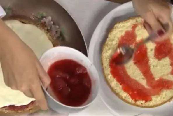 Bolo de Aniversário com Recheio de Morango - Passo 2