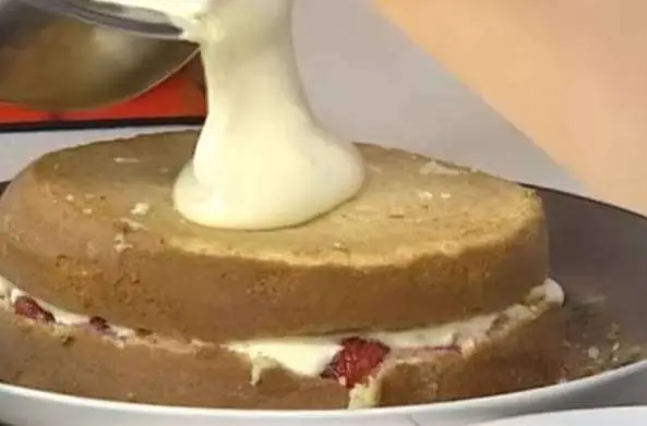Bolo de Aniversário com Recheio de Morango - Passo 5