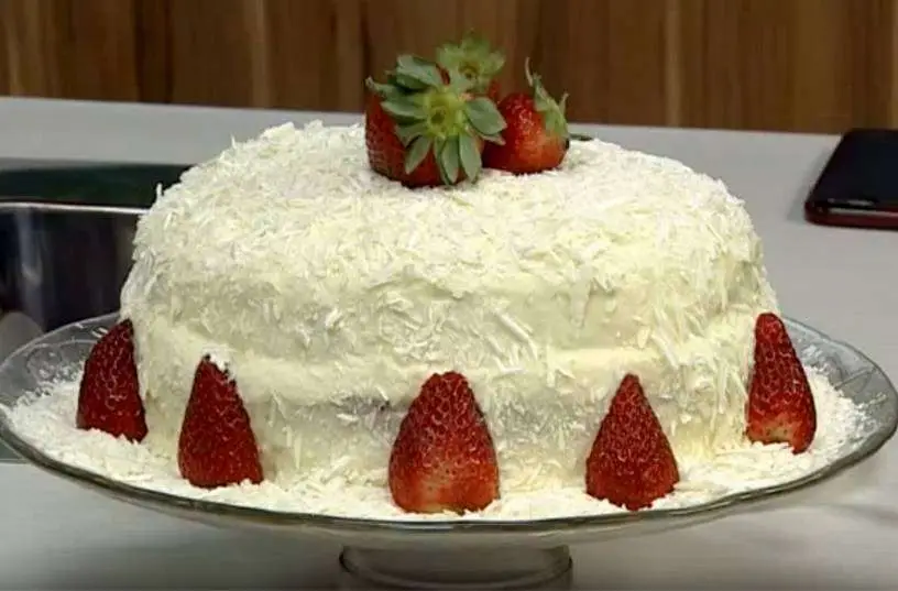 Bolo de Aniversário com Recheio de Morango