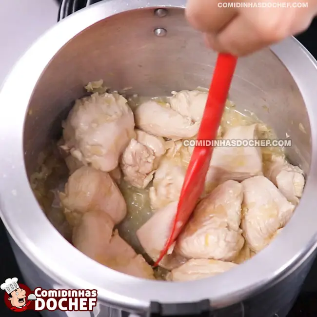 Como Temperar Frango Desfiado - Passo 3