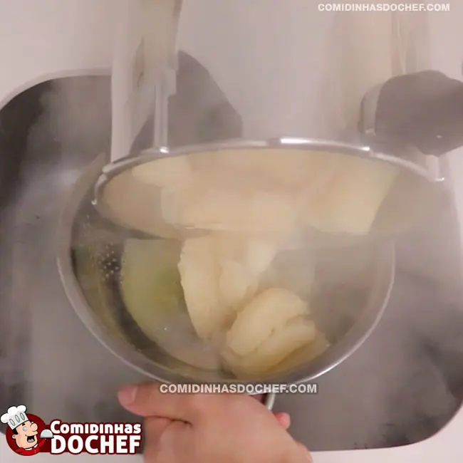 Coxinha com Massa de Mandioca - Passo 2