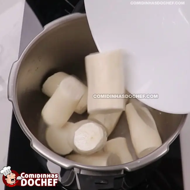 Caldo de Macaxeira com Calabresa - Passo 1