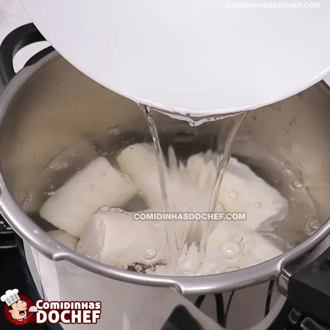 Caldo de Macaxeira com Calabresa - Passo 2