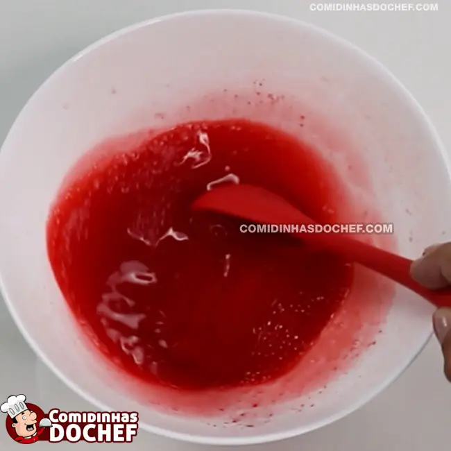 Mousse de Morango com Gelatina - Passo 1
