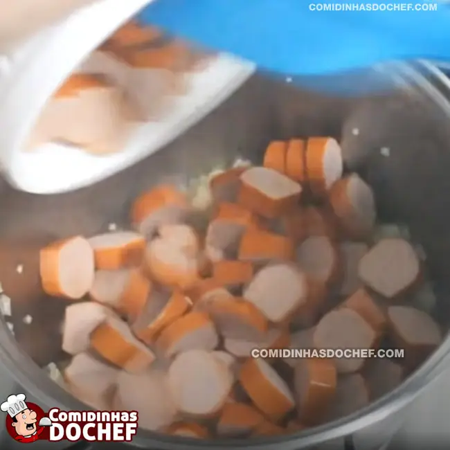 Molho de Tomate com Salsicha - Passo 5