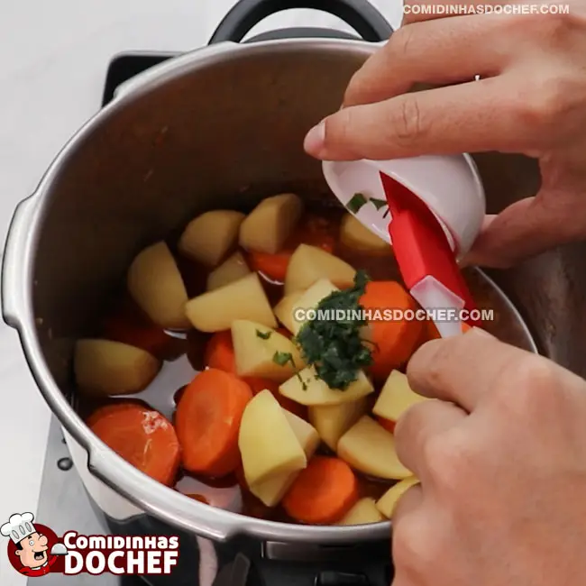 Carne de Panela com Batata e Cenoura - Passo 9